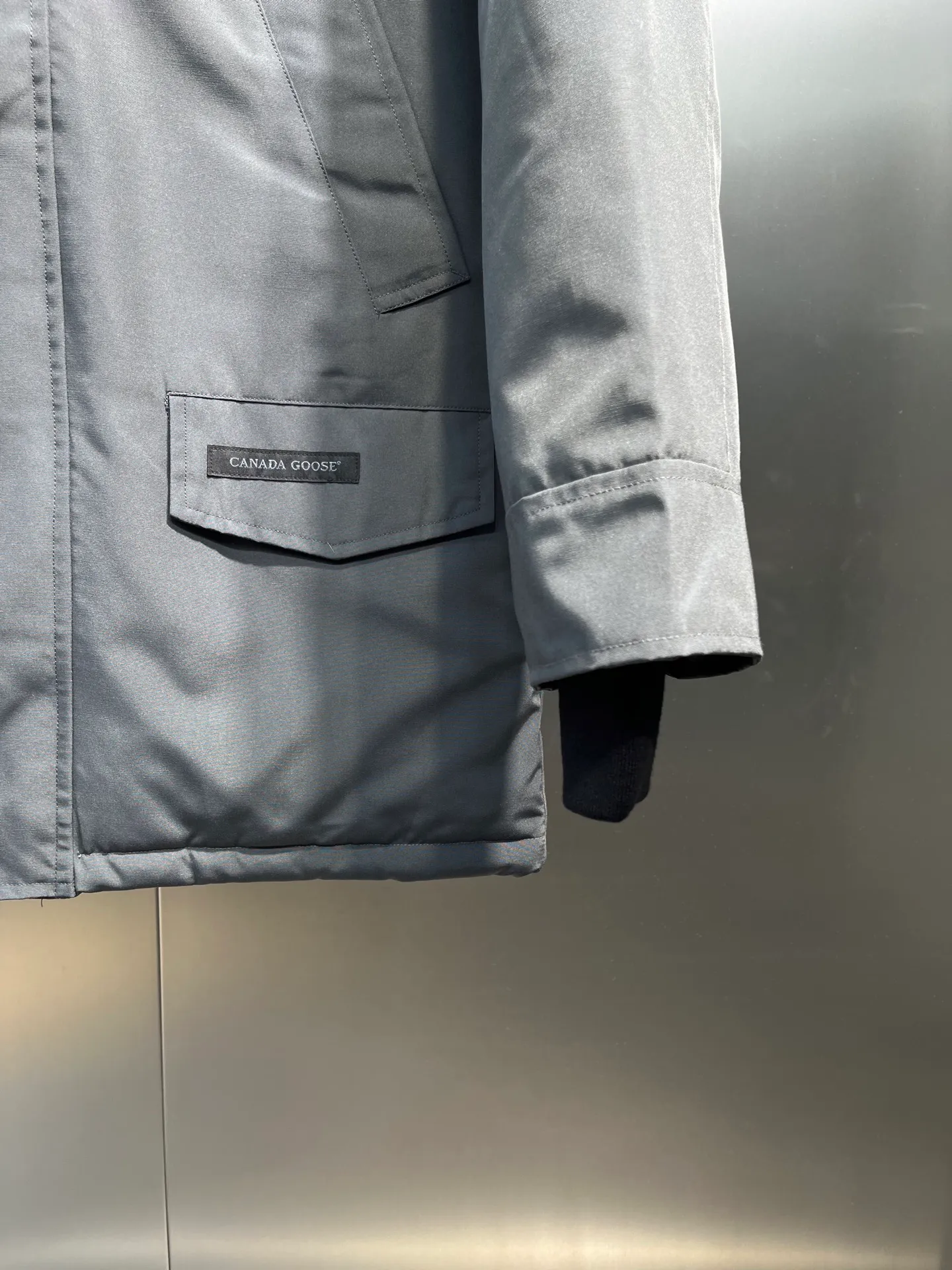 P840 𝘾𝘼𝙉𝘼𝘿𝘼 𝙂𝙊𝙊𝙎𝙀Big Goose 13# The design of Big Goose 13 is simple and elegant, a little longer than the 08 model, more suitable for men and suitable for business people. This down jacket is popular for its simple design, which is not only practical but also has a certain sense of fashion. In terms of applicability, the Daye 13 model provides good thermal insulation performance. Its thermal insulation coefficient is level 5, which can provide enough warmth and is suitable for wearing in cold environments. In addition, the Daye 13 model also has a high cost performance. Compared with other models, it provides a better balance between price and performance, making it more competitive in the market.  size：xs-xxl